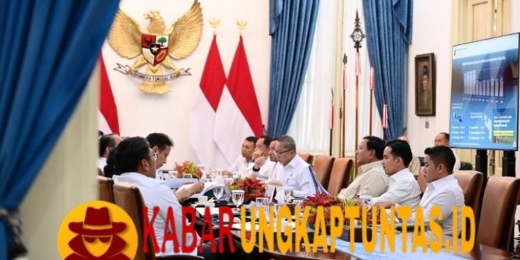 Presiden Prabowo Pimpin Rapat Percepatan Pembentukan Koperasi Merah Putih