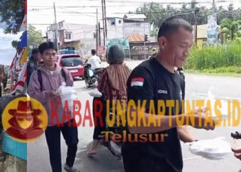 100 Paket Makanan Siap Saji untuk Publik: Aksi Kemanusiaan Haji Suci di Simpang Marisa dalam Spirit Jumat Berkah