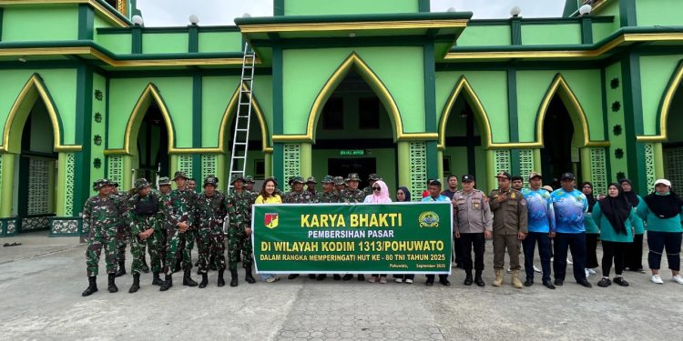 Karya Bakti HUT TNI ke-80, Kodim 1313/Pohuwato Perkuat Semangat Gotong Royong di Pasar Marisa