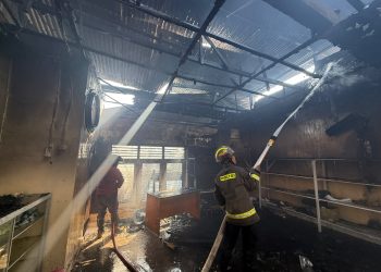 Sinergi Dit Samapta Polda Gorontalo dan Tim Gabungan Padamkan Kebakaran di Pasar Biawu