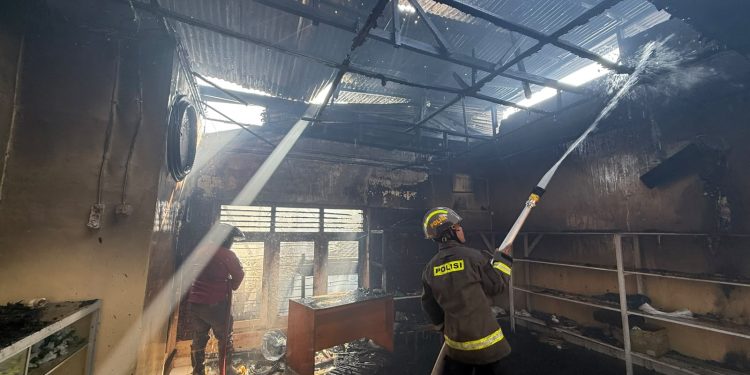 Sinergi Dit Samapta Polda Gorontalo dan Tim Gabungan Padamkan Kebakaran di Pasar Biawu
