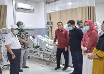Jenguk Korban 17 Tusukan, Wali Kota Adhan: Kalau Ada Masalah, Cari Solusi Bukan Main Tusuk