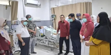 Jenguk Korban 17 Tusukan, Wali Kota Adhan: Kalau Ada Masalah, Cari Solusi Bukan Main Tusuk