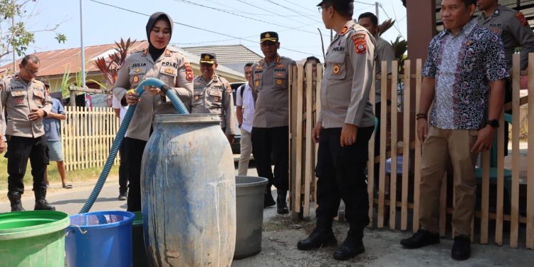 Peduli Warga Terdampak Kekeringan, Polresta Gorontalo Kota Distribusikan 5.000 Liter Air