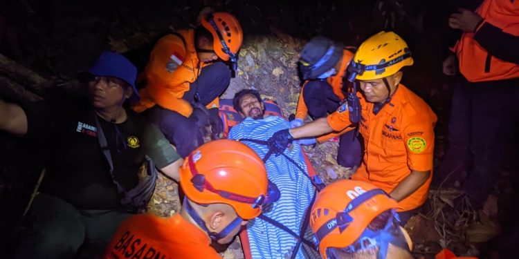 Tim SAR Evakuasi Warga yang Ditemukan Lemas di Jalur Air Terjun Lombongo