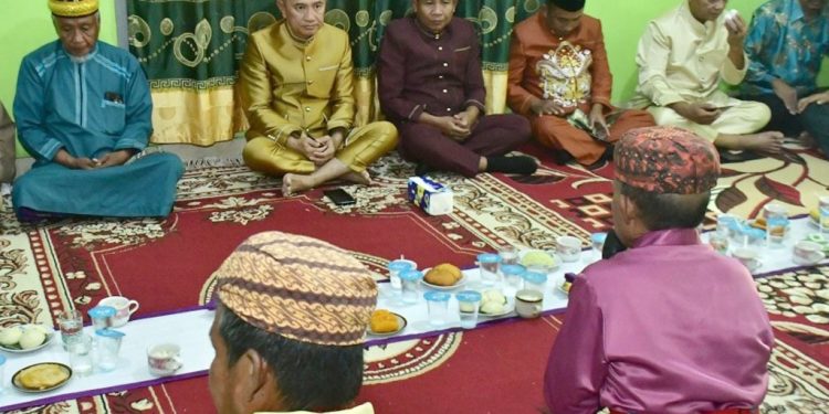 Modepito Tandai Berakhirnya Pengabdian Saharudin Saleh sebagai Camat Randangan