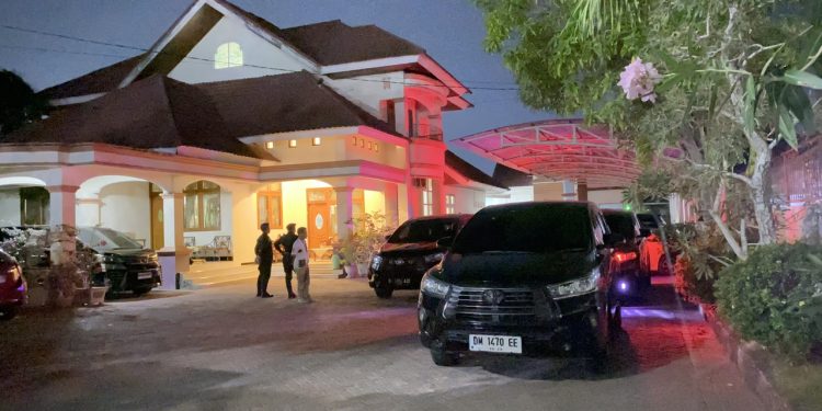 Terlibat Korupsi? Rumah Adnan Mbuinga di Geledah KPK